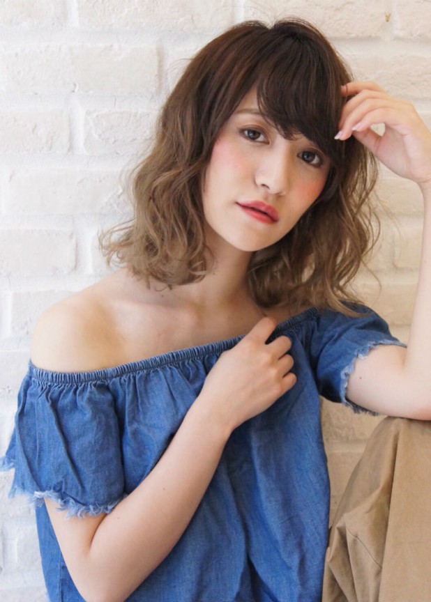 バウンシーなカールのハイトーンミディ MEDIUM ヘアスタイル orgo(オルゴ)｜麻布十番でショートヘア